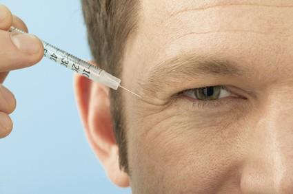 Homme recevant une injection de botox