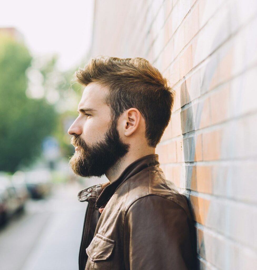 Homme barbu souriant en extérieur – Medesthétique